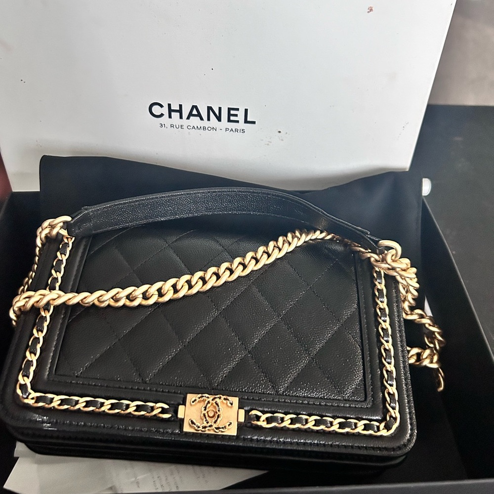 Authentic Chanel mini sac AP1117B1019494305 brand new straight from Paris.